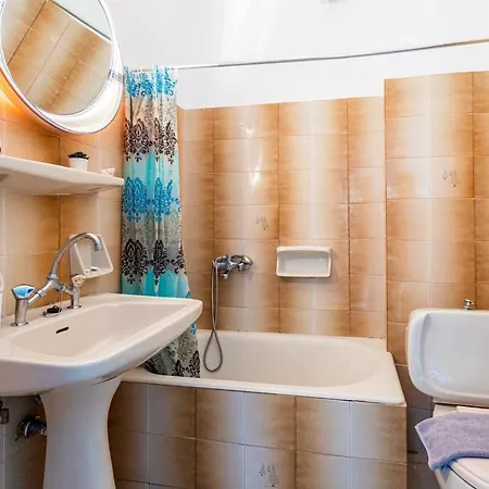 Spacious 5-person By Alecos * Poros (Kefalonia)