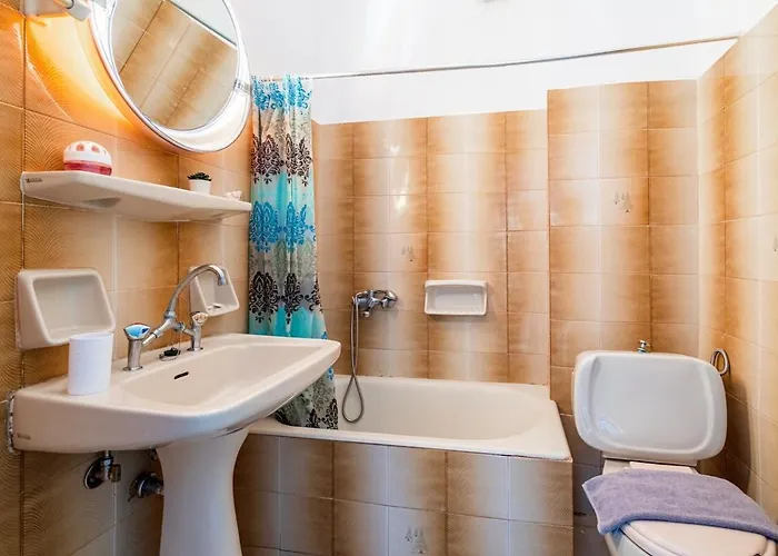 Spacious 5-person By Alecos * Πόρος